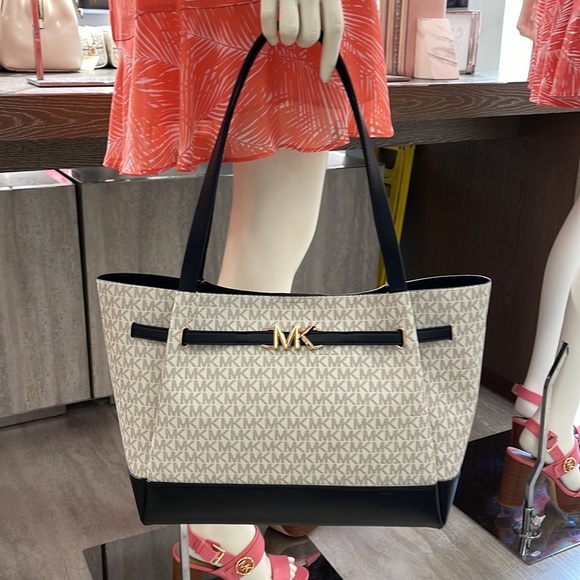 MICHAEL KORS
Reed Large Logo Shoulder Tote Bag
Vanilla/Black
Style# 35S3G6RT3B - Picture 16 of 16